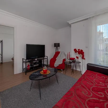 Gorgeous 2 Bedroom Flat In Center 250m To Sea And Nearby Beaches K5 *